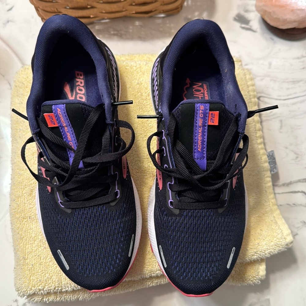 Brooks Adrenaline GTS 22 Womens 9 Running Shoes Blue Purple Athletic